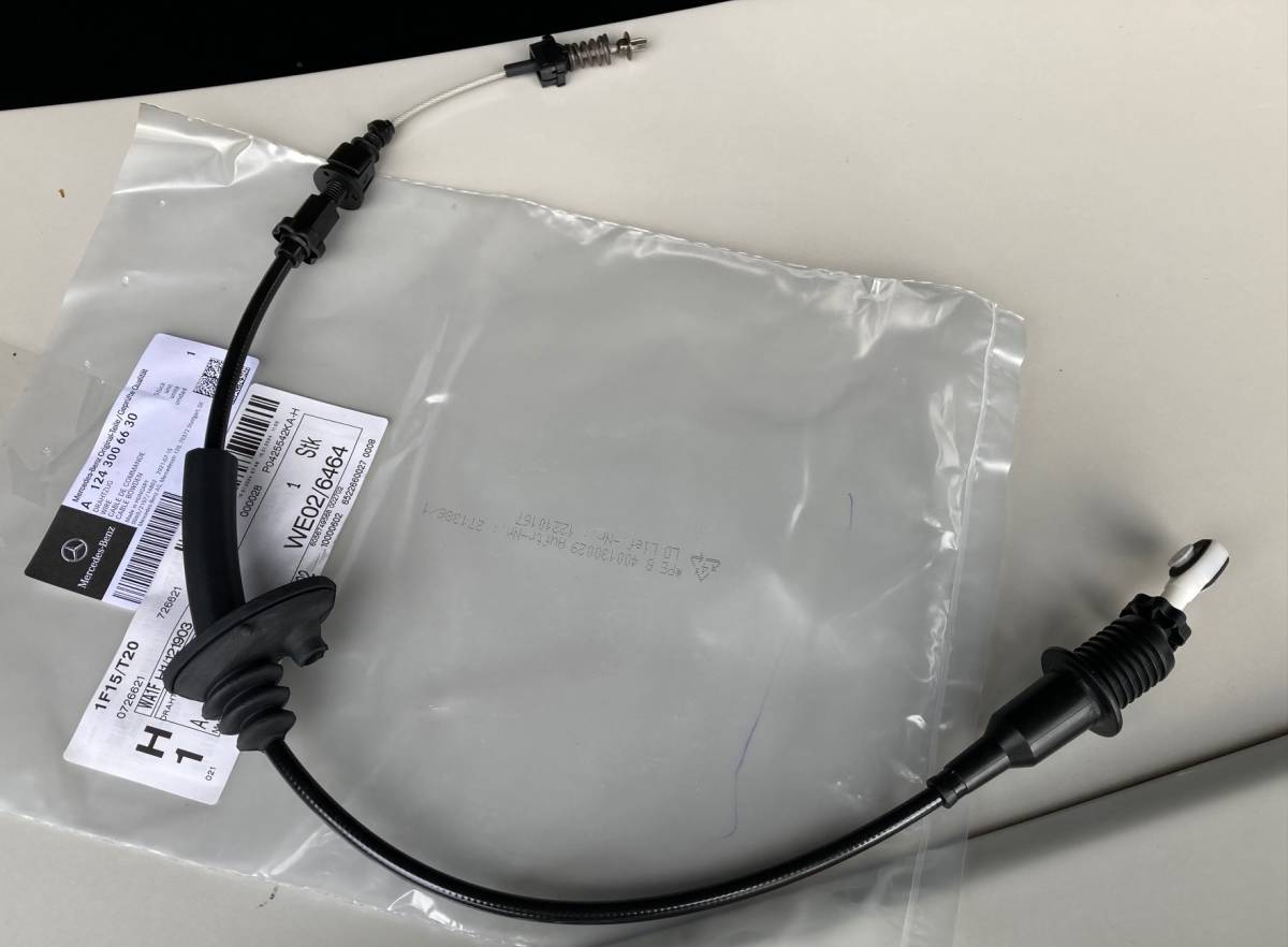 メルセデスベンツW124/500E E500用のアクセルワイヤー純正部品です
