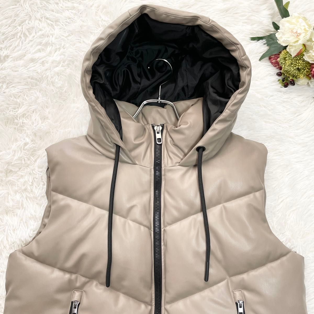 美品】ZARA ザラ フードベスト ダウンベスト フェイクレザーベージュ