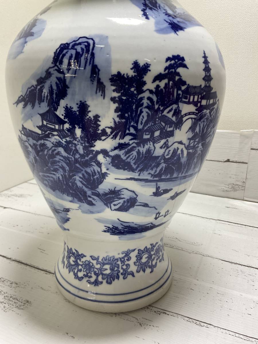 中国・景徳鎮様式の大型花瓶（山水図）です 中国・景徳鎮様式の大型