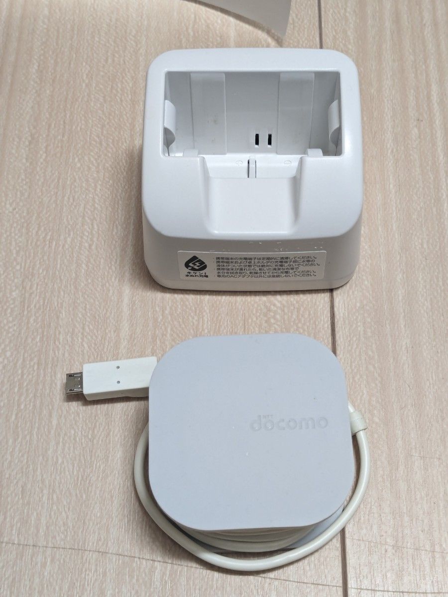 富士通製 docomo ドコモ らくらくホン F-01M ピンク 純正充電器 卓上