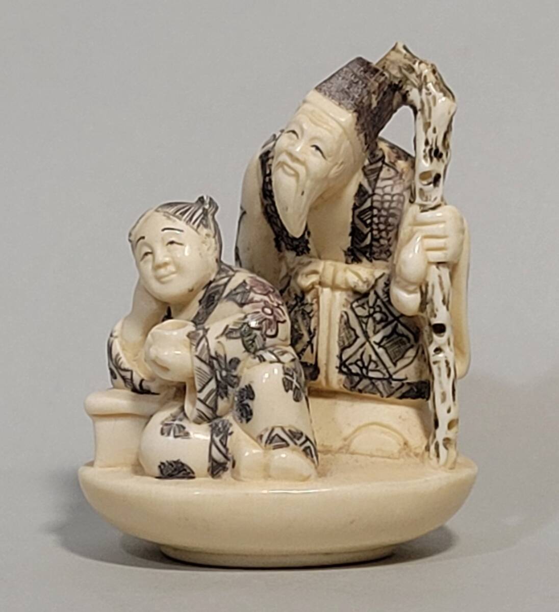 根付 銘「秋月」 唐子大魚乗り 時代物 26g 牙調 提物 精密彫刻 根付 銘