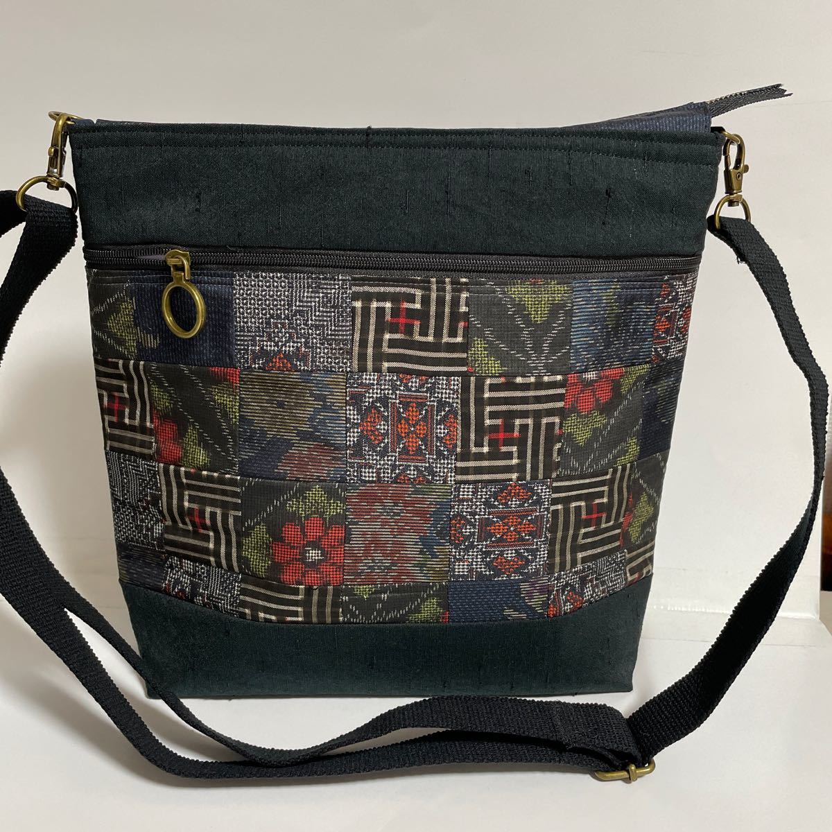 斜めがけショルダーバッグ 縦25×横28×マチ6 正絹 大島紬 パッチワーク