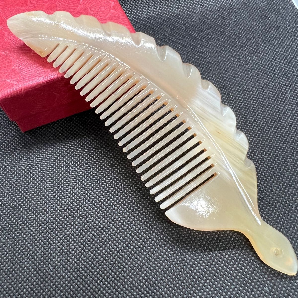 新品 手作り水牛の角の櫛(くし)鳥の羽のデザイン肌に優しく静電気も