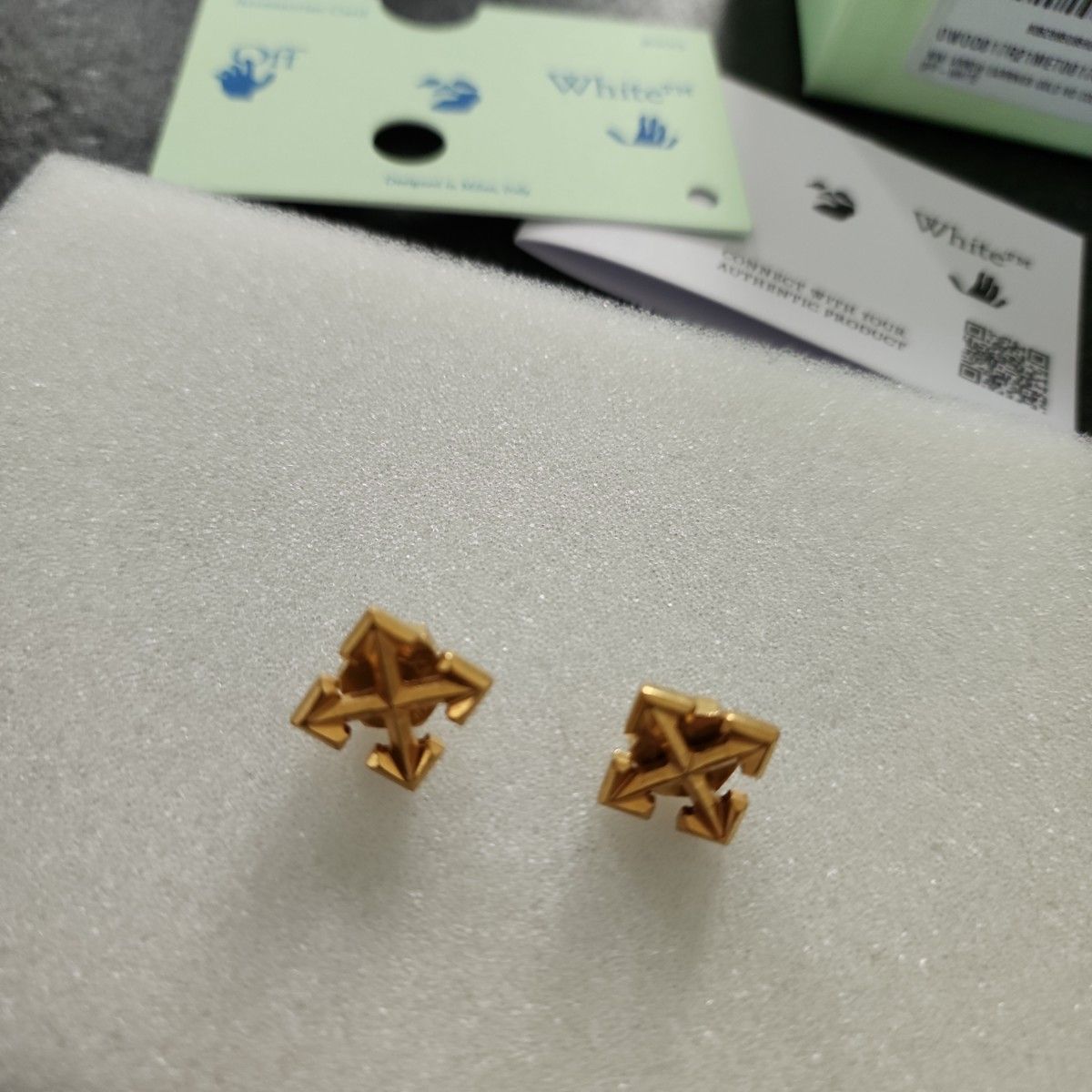 新品 Off-White ミニアロー ピアス(両耳用) ゴールド Off-White オフ