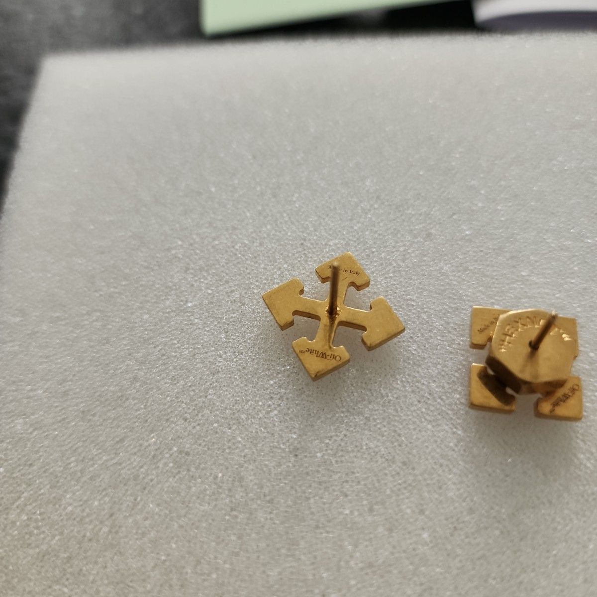 新品 Off-White ミニアロー ピアス(両耳用) ゴールド Off-White オフ