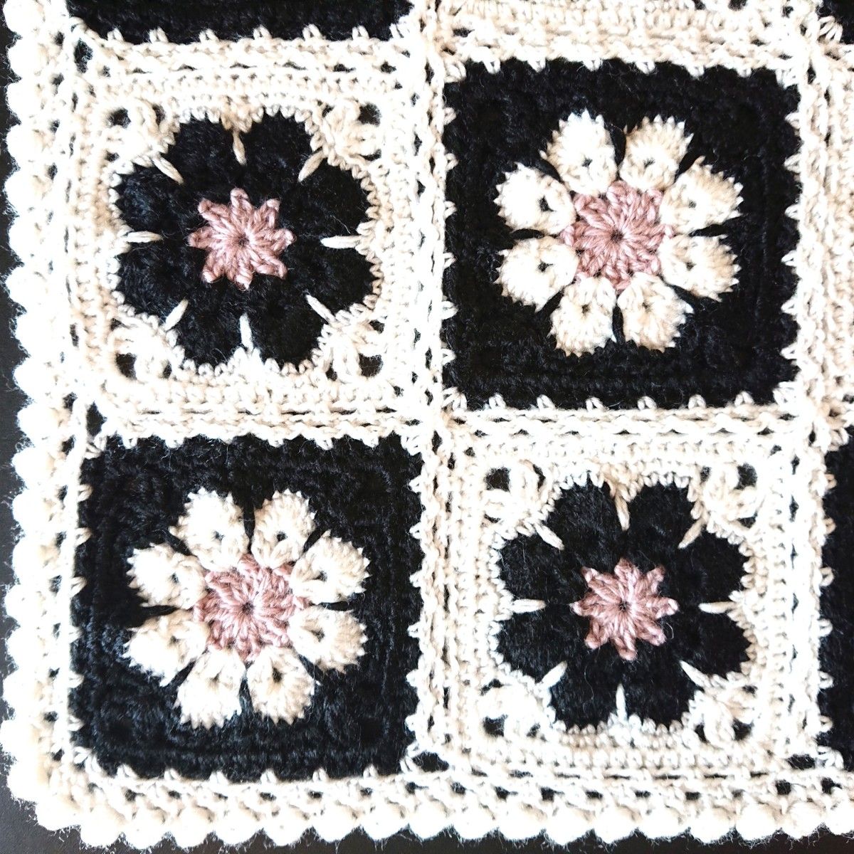 モノトーン アフリカンフラワー 手編みマルチカバー｜Yahoo!フリマ（旧