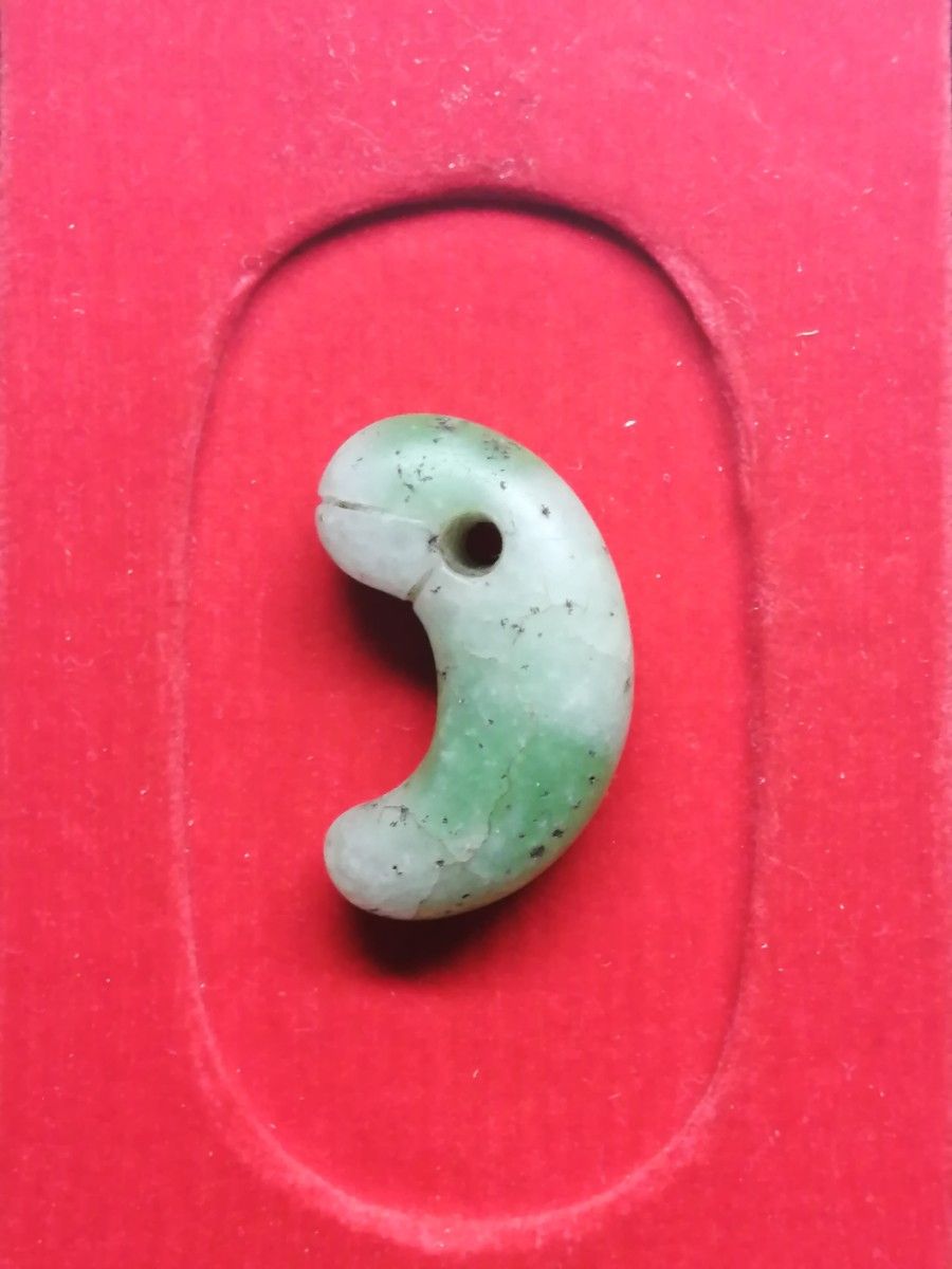 真正 古墳時代 翡翠勾玉 発掘品 古美術品 本物の古代翡翠の勾玉です