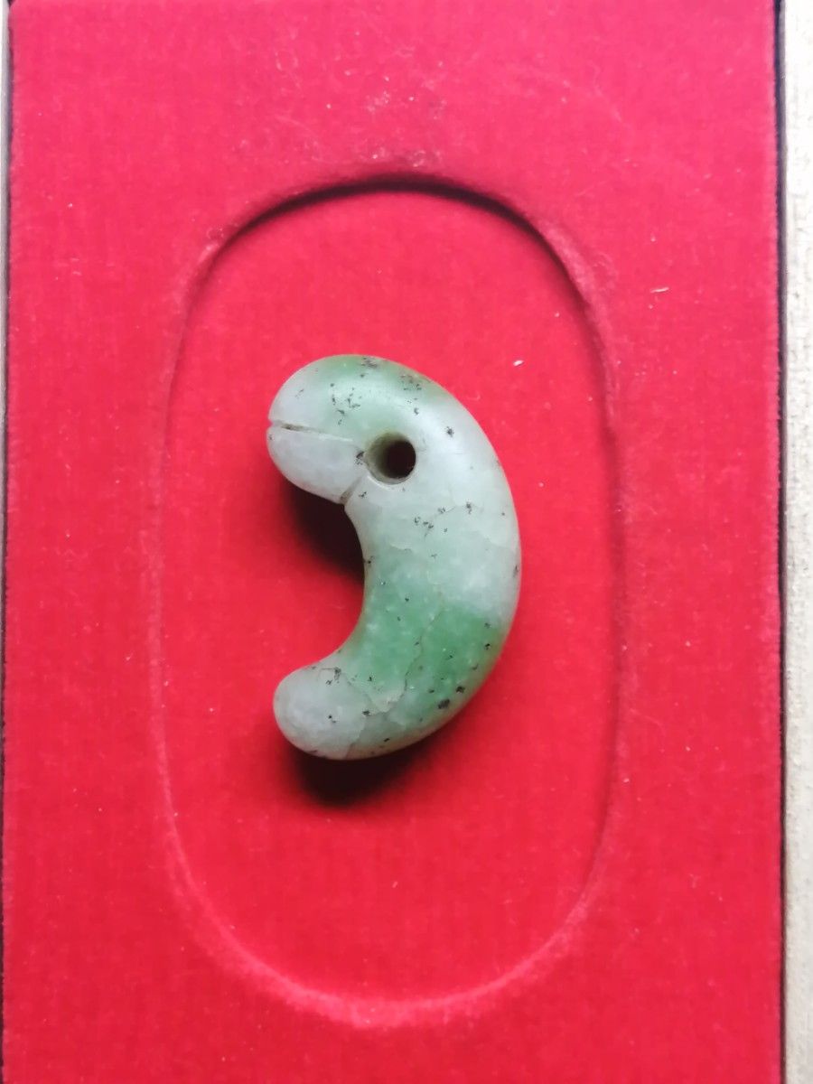 真正 古墳時代 翡翠勾玉 発掘品 古美術品 本物の古代翡翠の勾玉です