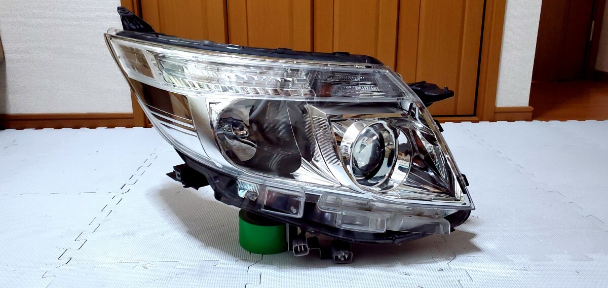 送料無料 美品 80系 前期 ノア エスクァイア 純正LEDヘッドライト 右側