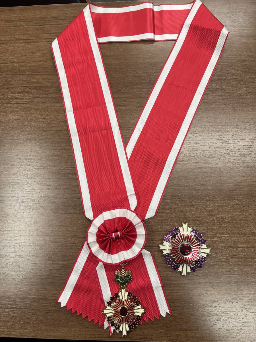 Yahoo!オークション - 勲一等旭日桐花大綬章 副章 レプリカ 桐花勲章