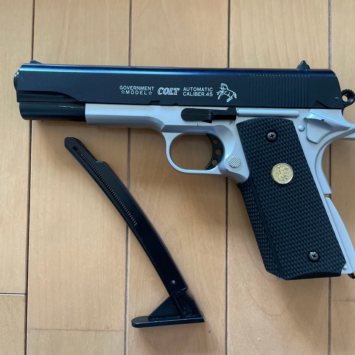 たかちん】コルトガバメント & ベレッタハンドガンセット&木製スタンド