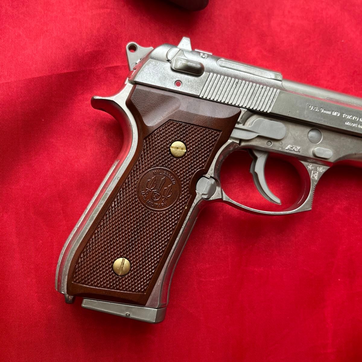 東京マルイ ベレッタM92F ステンレスシルバー 木製グリップ風塗装