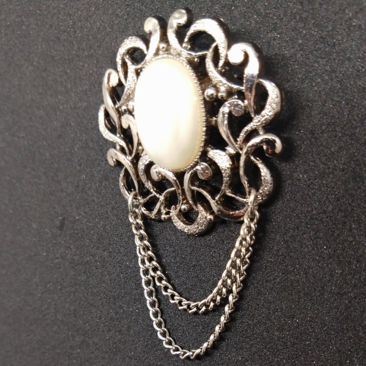 パール調 アンティーク風 チェーンブローチ シルバーカラー