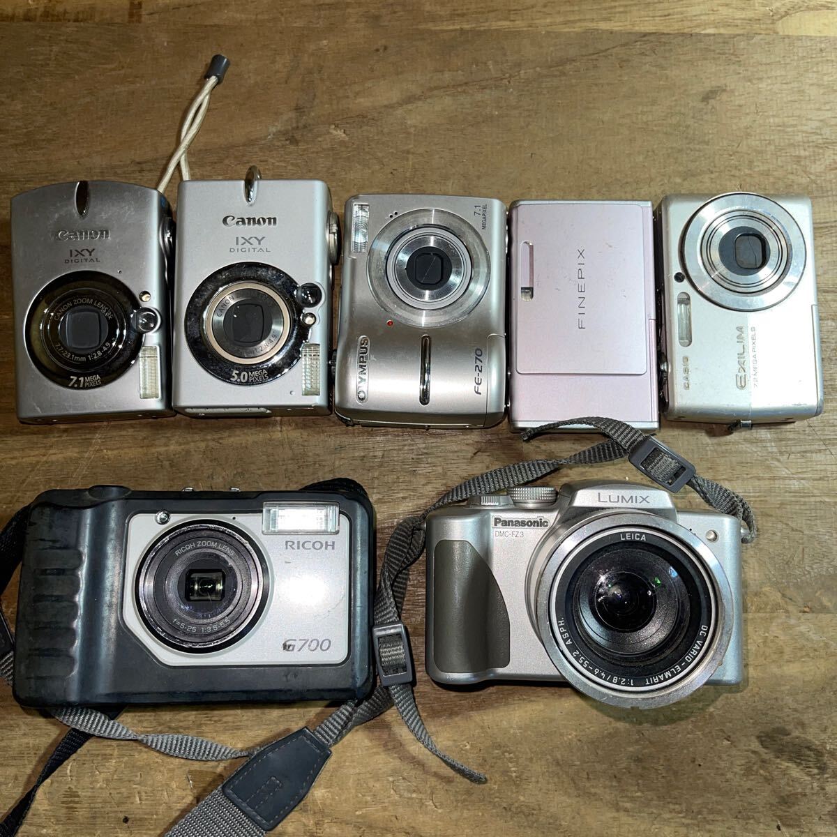 デジカメ、バッテリー二個、ジャンク品 Canon IXY などデジタルカメラ