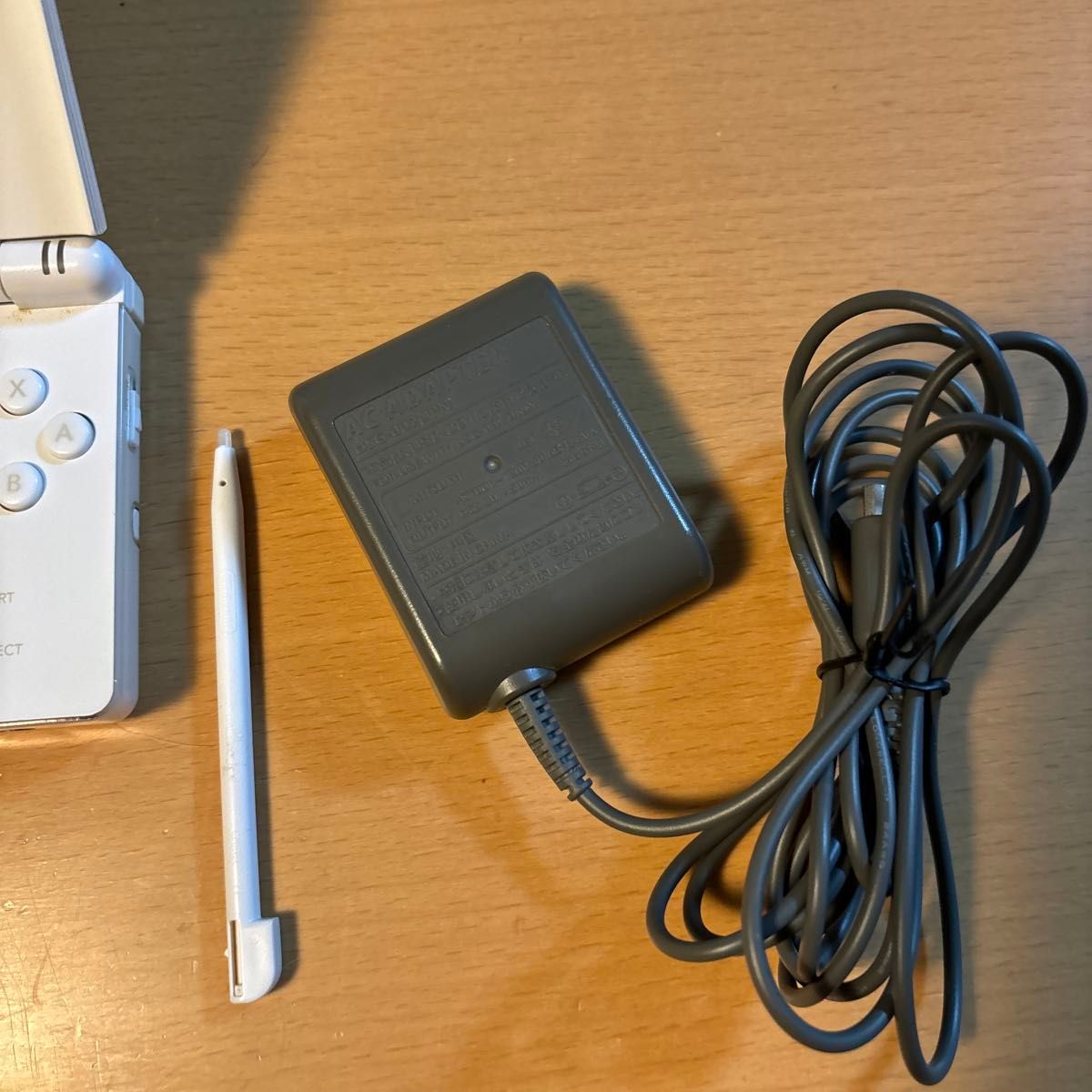 ニンテンドーDS Lite ホワイト 本体 （取扱説明書 充電器 & 予備