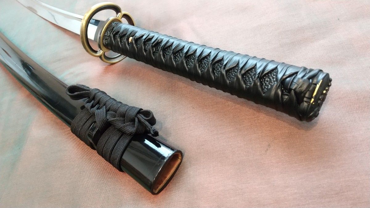 2尺4寸4分】レザー風 居合刀 黒柄 透かし鍔 模造刀 武具 拵え 日本刀