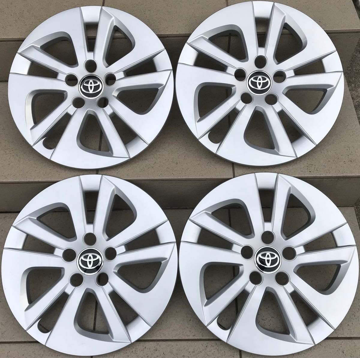 トヨタ純正 プリウス50系 前期 15インチホイールキャップ×4枚セット