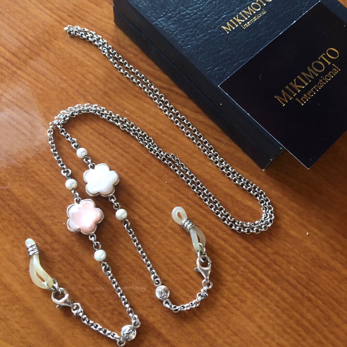 送料無料〉ミキモト 眼鏡チェーン パール 真珠 グラスチェーン 蝶貝