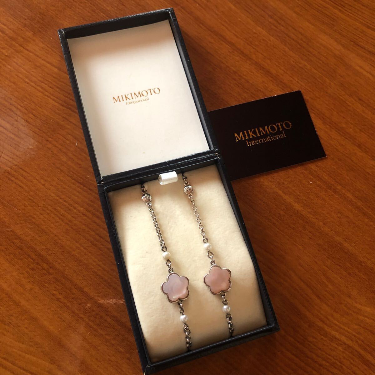 送料無料〉ミキモト 眼鏡チェーン パール 真珠 グラスチェーン 蝶貝