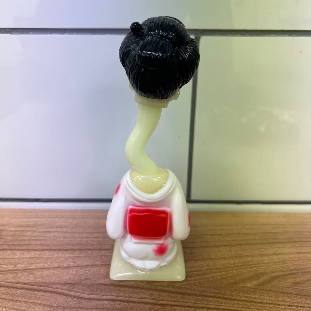 Yahoo!オークション - 丸八玩具 世界のバケモノ図鑑 ろくろ首 蓄光 新