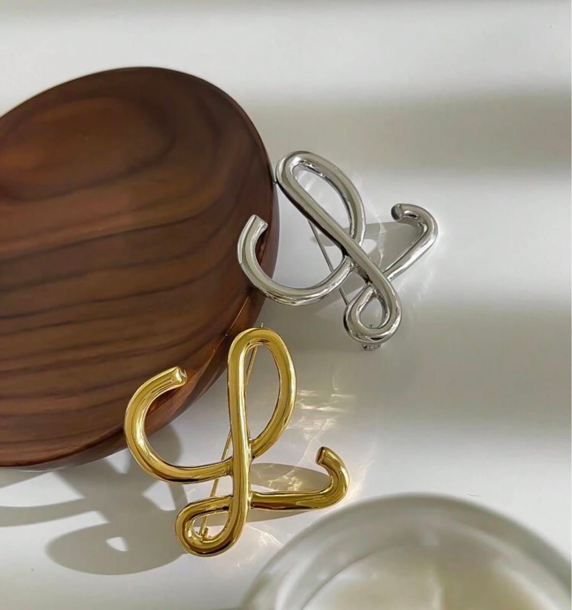 新品未使用】ブローチ シルバーカラー ロエベ LOEWE好きな方 Lロゴ