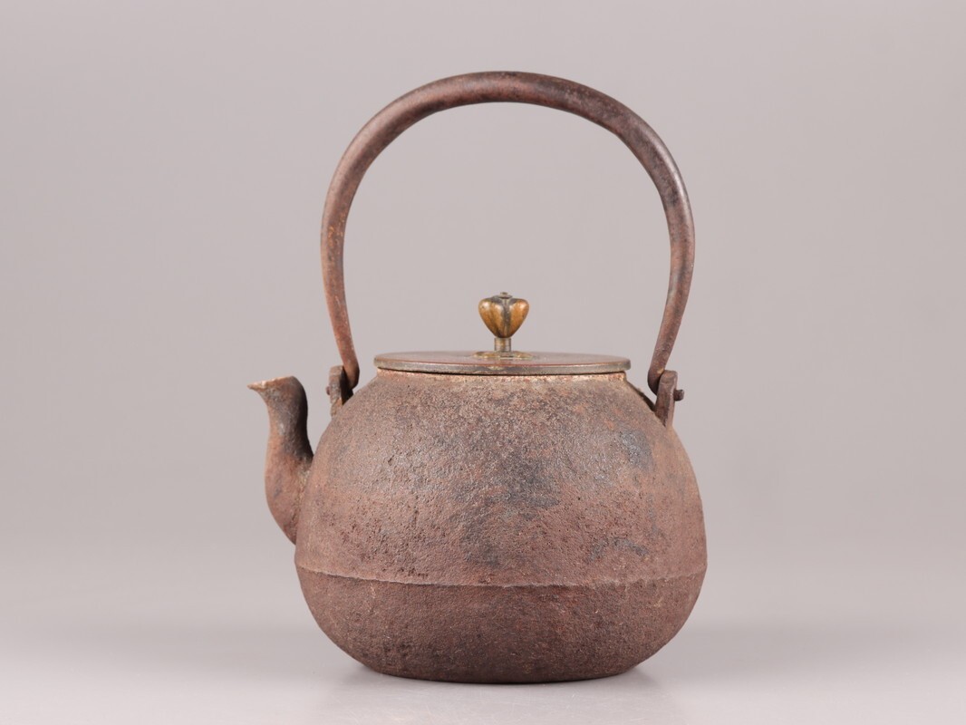 小さな鉄瓶 煎茶道具 銅製蓋 明治時代から伝わる 桐時代箱・時代五徳・時代
