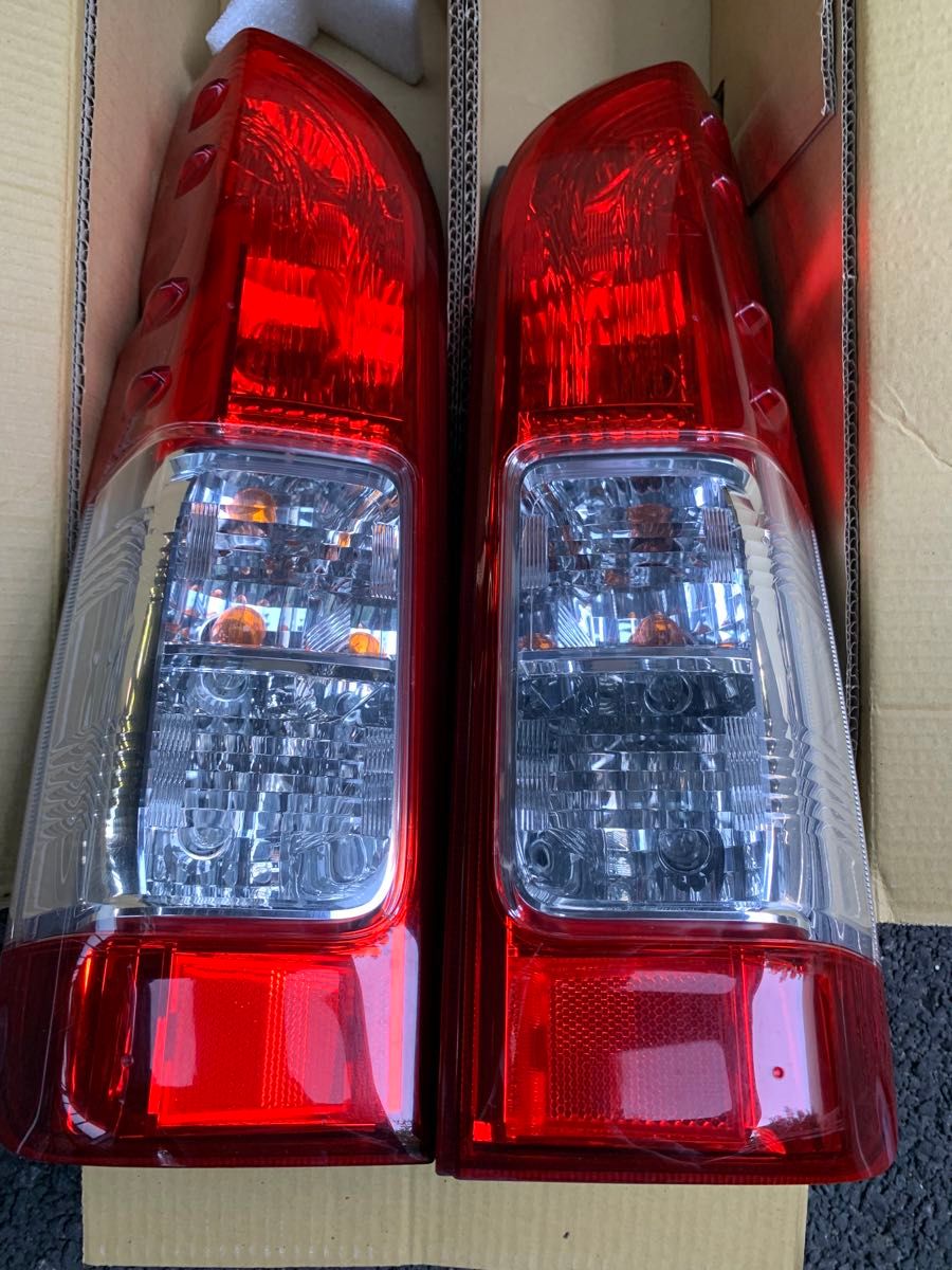 200系ハイエース 純正テールランプ 純正テールレンズ ④｜Yahoo!フリマ