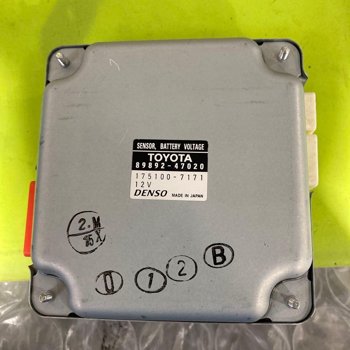 プリウス ZVW30 バッテリボルテージセンサー 89892-47020 105 89892