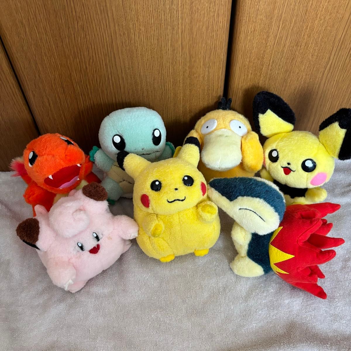 初期ピカチュウ ぬいぐるみ 赤色TOMY