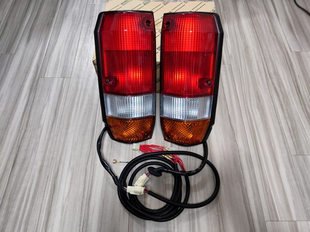 再再販 ランドクルーザー70 4灯化キット トヨタ純正 3色テールレンズ