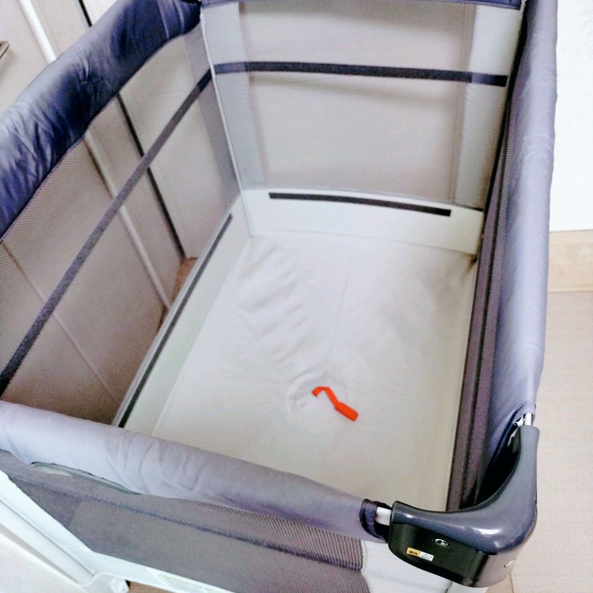 Apricaアップリカグレー折り畳みベビーベッド クマ刺繍付き Aprica