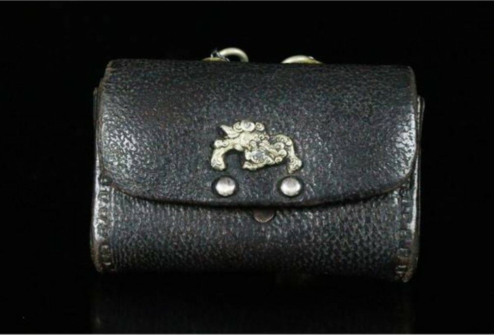 江戸後期～明治期 銀獅子図金具煙草入れ 喫煙具 提げ物 緒締め 時代物