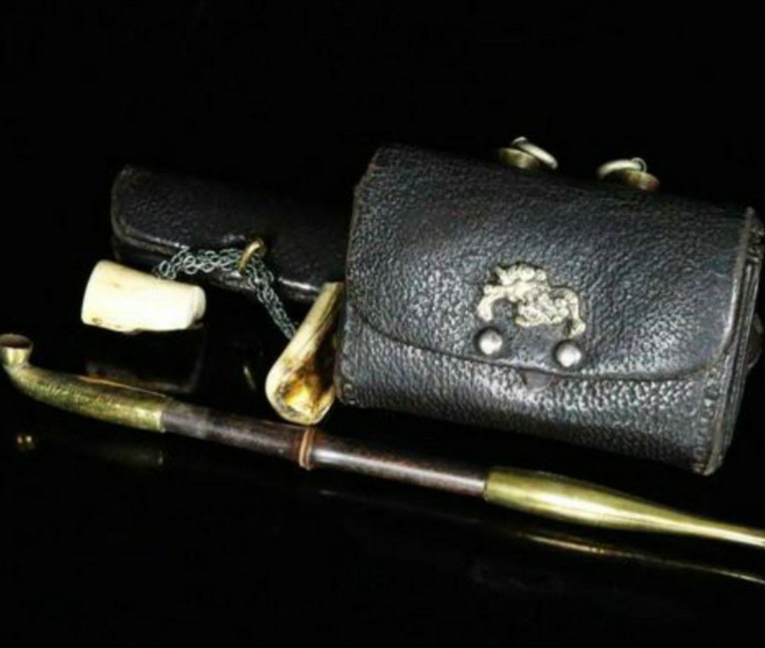 江戸後期～明治期 銀獅子図金具煙草入れ 喫煙具 提げ物 緒締め 時代物