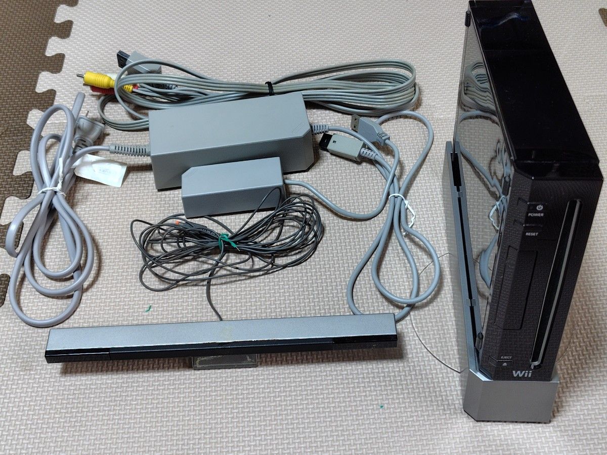 Wii 本体 リモコン×4個 ヌンチャク×3個 コントローラー×1個 ゲーム