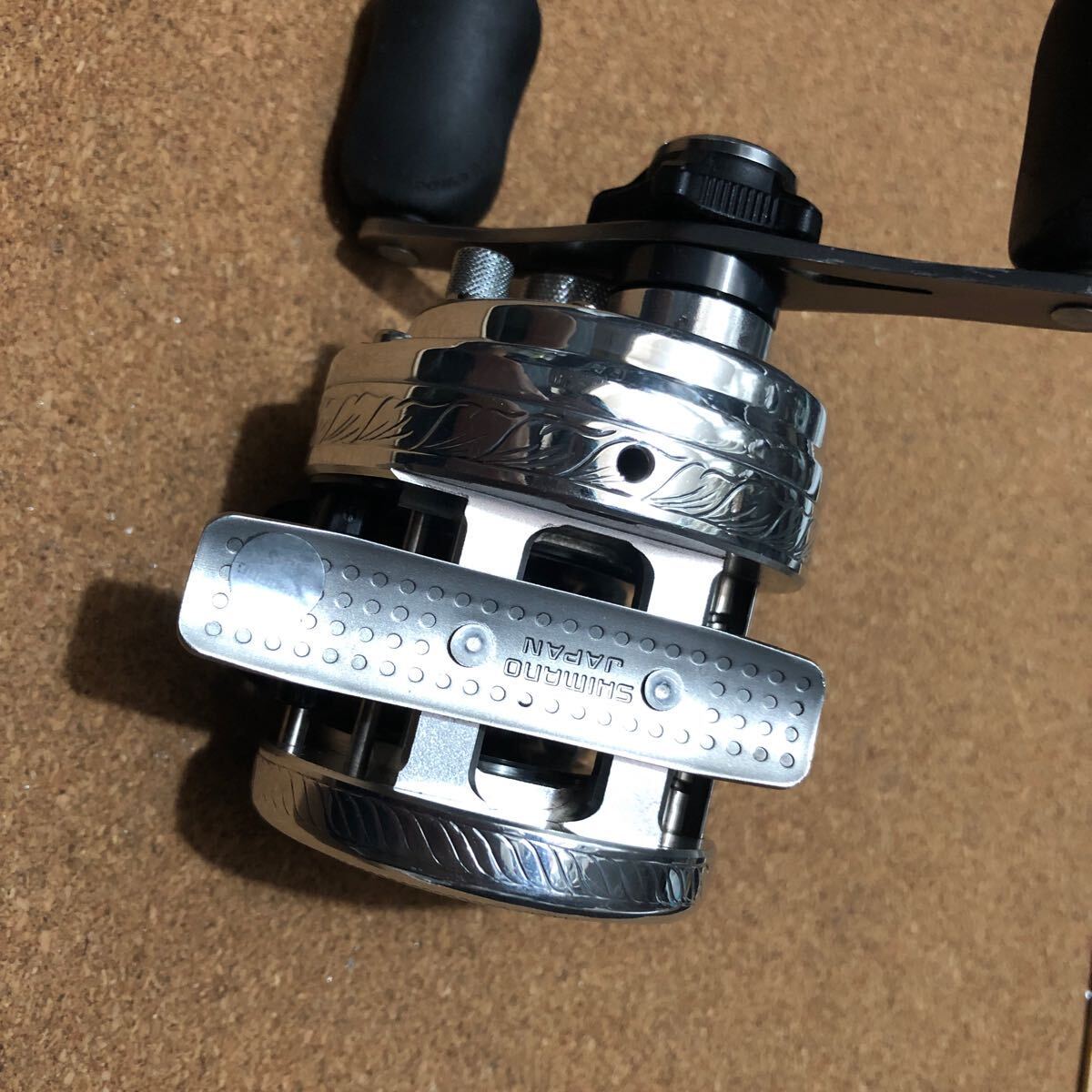 シマノ 12カルカッタ100 カスタム SHIMANO 彫金カスタム 送料無料 pee