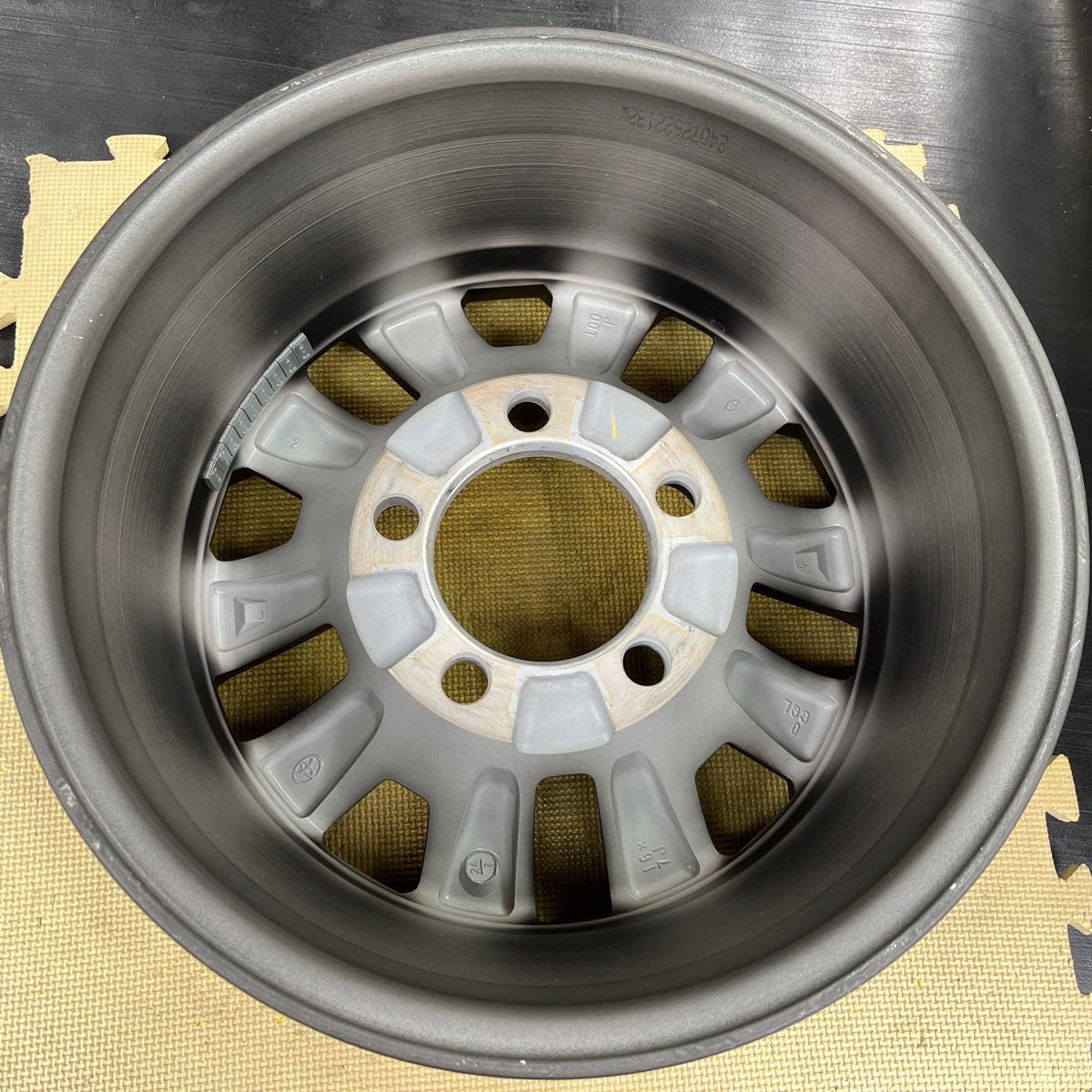 新車外し トヨタ 再再販 70 ランドクルーザー 純正 ホイール 1本 16