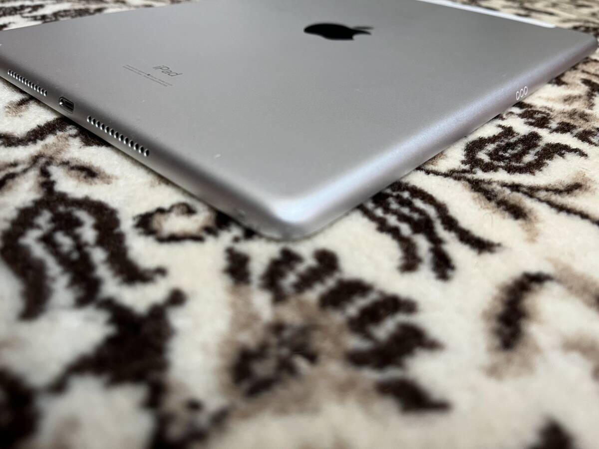 iPad 第8世代 32GB simフリー シルバー色 データ初期化済 中古品 角傷