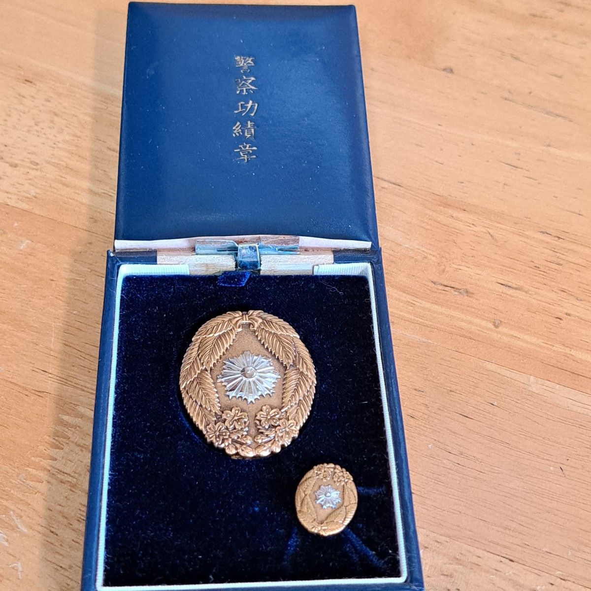 警察功績章 バッジ メダル 勲章 記章 徽章 記念章 コレクション 東京