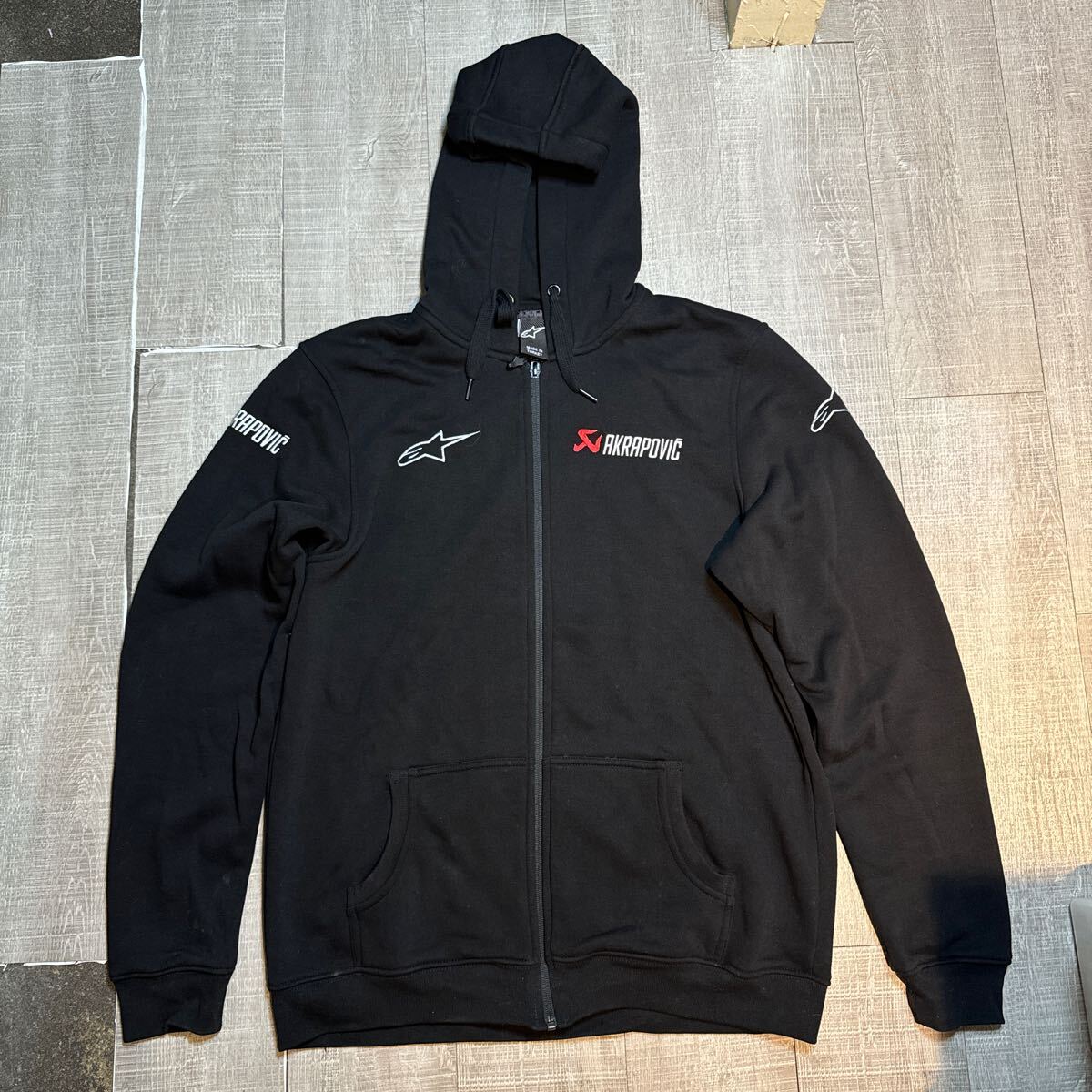 レア物 alpinestars AKRAPOVIC Wネーム パーカー サイズL
