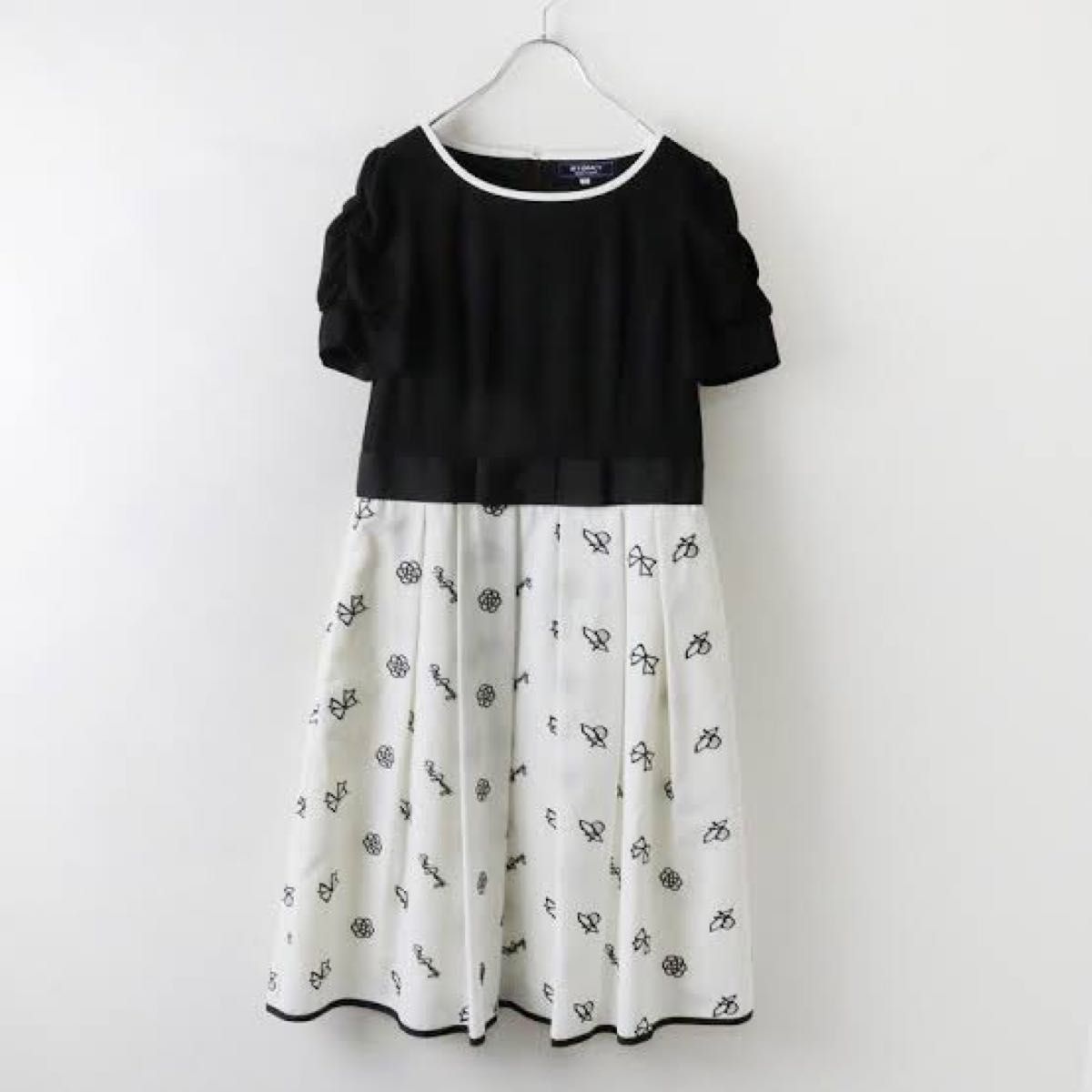 新品タグ付】約半額エムズグレイシー40号モチーフ柄ワンピースカタログ