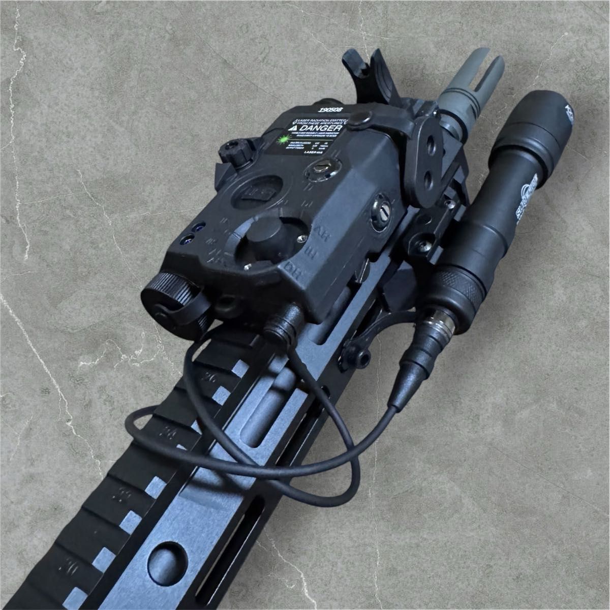 PEQ15 ＋ SUREFIRE M600スカウトライト＋デュアルコントロールスイッチ
