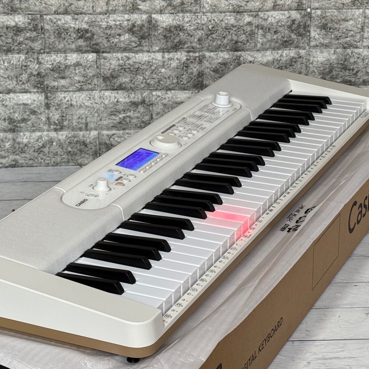 送料無料 CASIO 光ナビゲーション搭載電子キーボード LK-526｜Yahoo