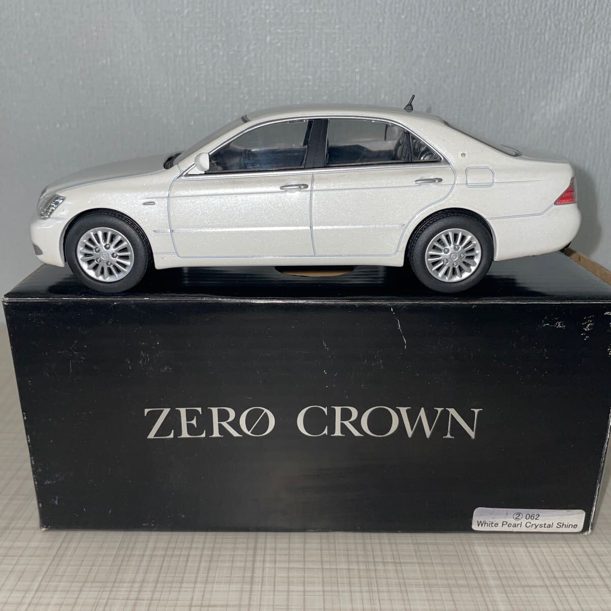 即決 未使用 TOYOTA 1/30 ゼロクラウン カラーサンプル ミニカー