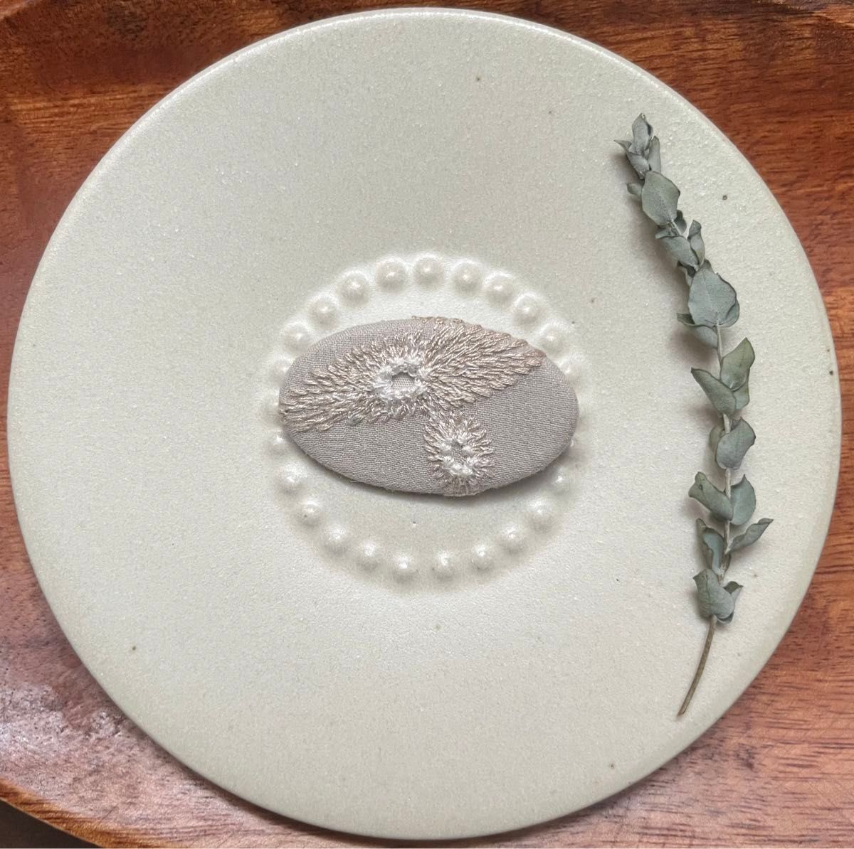 ミナペルホネン サンキューベリーバッジ ブローチ ベージュ｜Yahoo