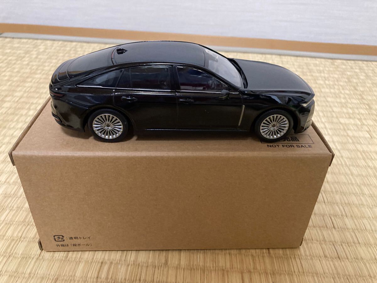 トヨタ 新型クラウンセダン HEV カラーサンプルミニカー（1/30