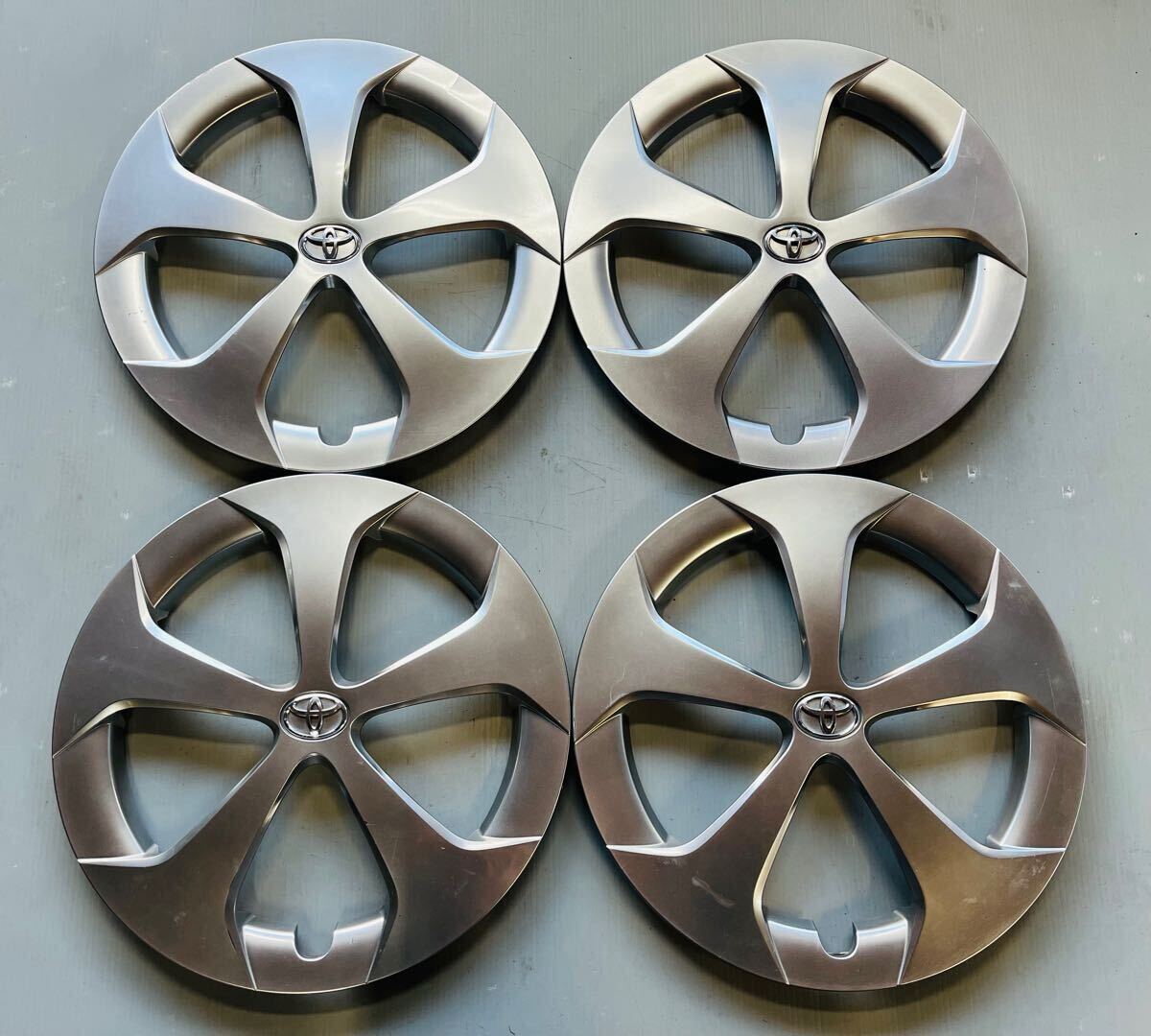 トヨタ TOYOTA 30プリウス ZVW30 後期 ハイグロス 15インチ 純正