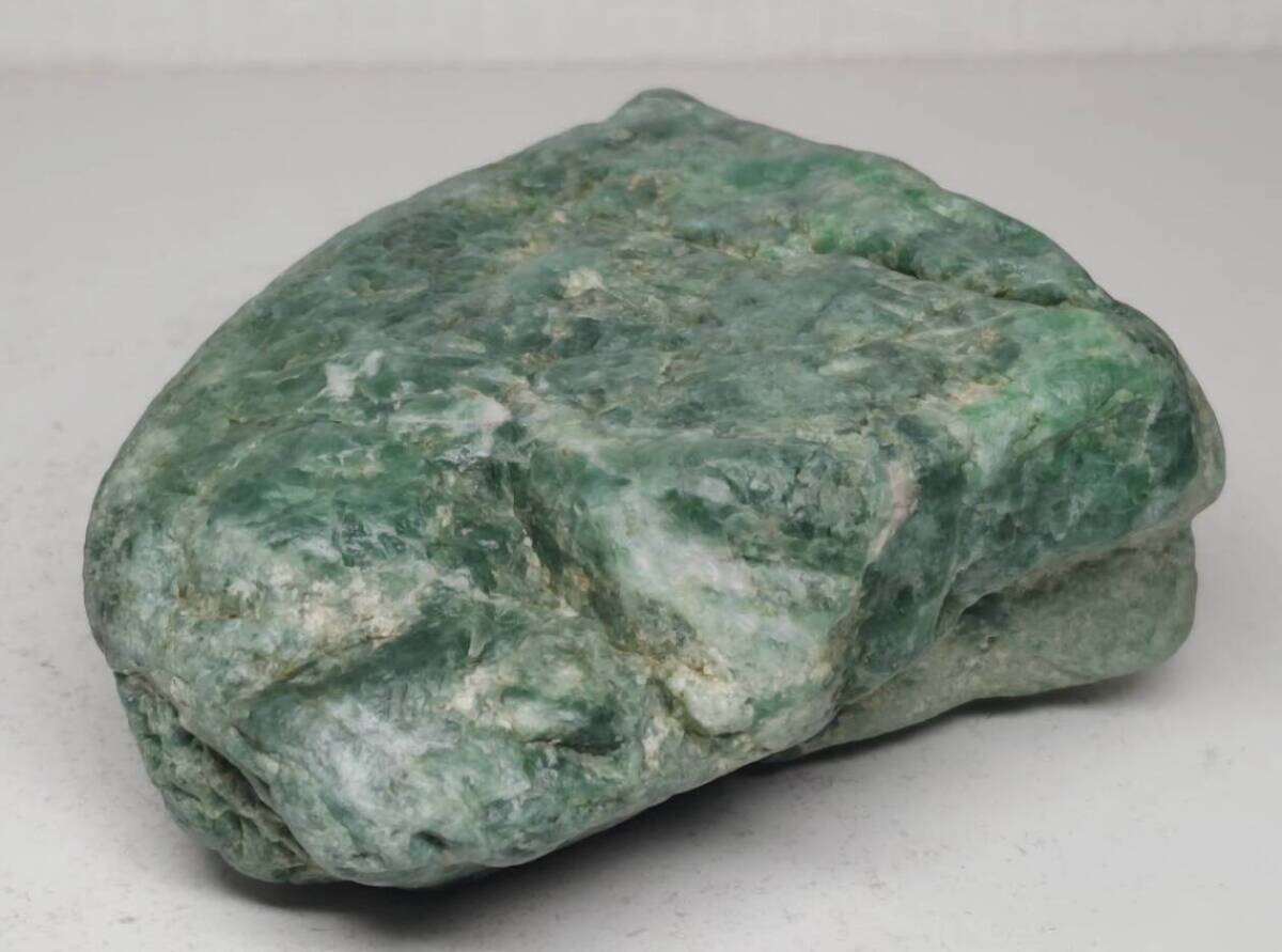 糸魚川産】 815g 翡翠 ヒスイ 原石 翡翠原石 鑑賞石 自然石 誕生石