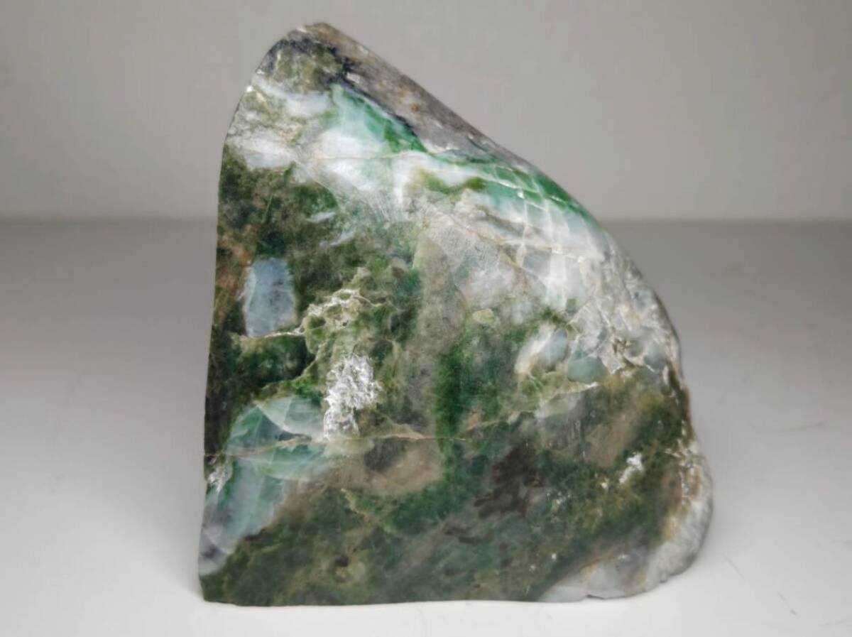 白灰緑】 1 1kg 翡翠 ヒスイ 原石 翡翠原石 鑑賞石 自然石 誕生石 鉱石
