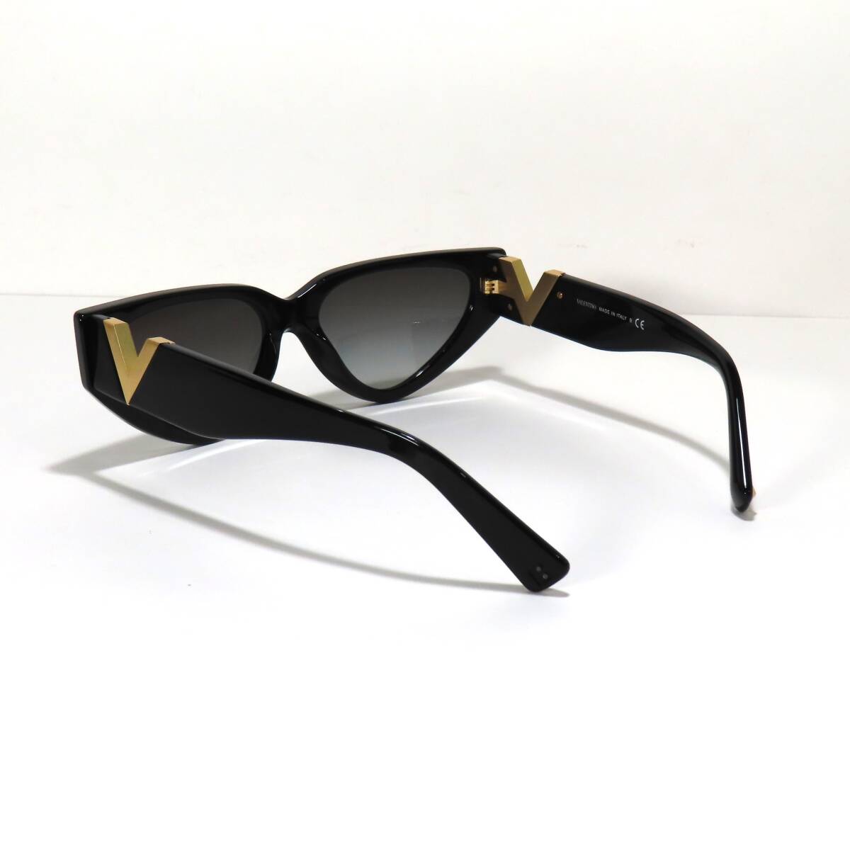 valentino ヴァレンティノ Vロゴ サングラス ブラック × ゴールド