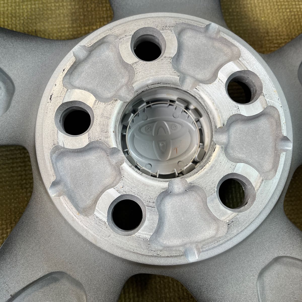 新車外し トヨタ RAV4 G 前期 純正ホイール1本 18インチ7J+35 114 3-5H